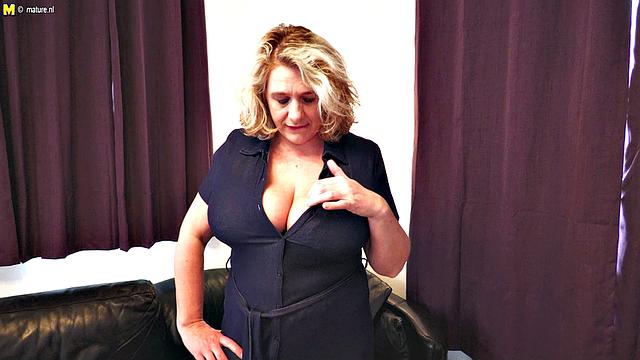 Камилла ржет, когда ей кончают между сисек и в киску