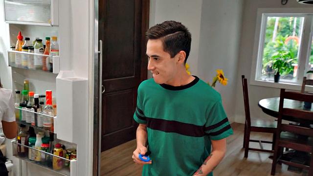 милфа с большими сиськами делает минет и трахается на кухне