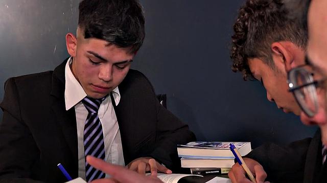 Hispanic college twinks enjoy barebacking anal 3some