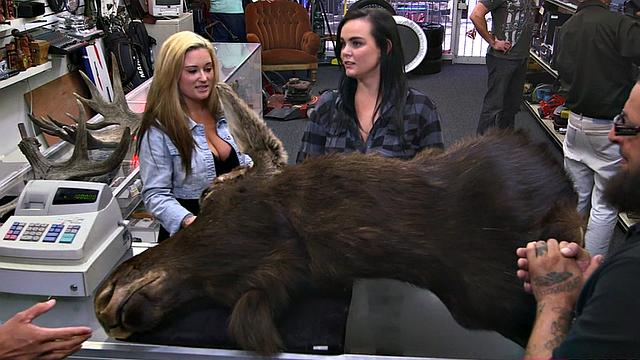 Pawnshop amateur sucking manager before fucking