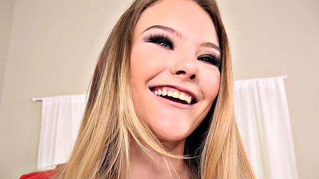 Дани Линн скачет на здоровом члене и любит жесткий секс