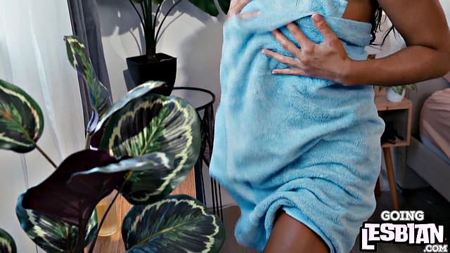 зрелые лесбиянки в масле лижут и ласкают друг друга