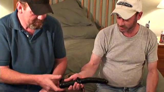 дан дрочит диллону с игрушками и мощным концом