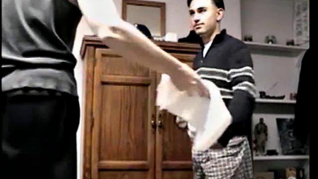 Парень с удовольствием сосёт член у взрослого мужика и обкончивается от кайфа