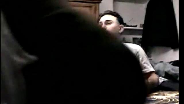 Парень с удовольствием сосёт член у взрослого мужика и обкончивается от кайфа