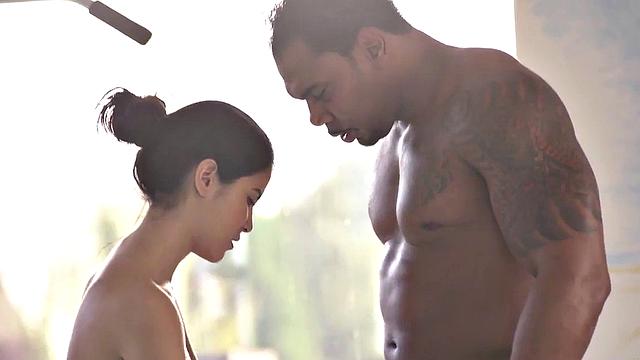 Interracial sex spice: bald pussy and bra play in VIP4K house-arrest