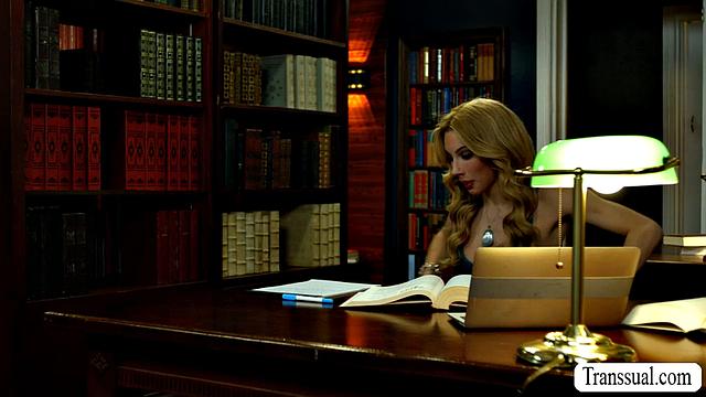 Транс-библиотекарша Ariel Demure глубоко сосёт и получает анальный секс от Cliff Jensen между книжных полок в читальном зале.
