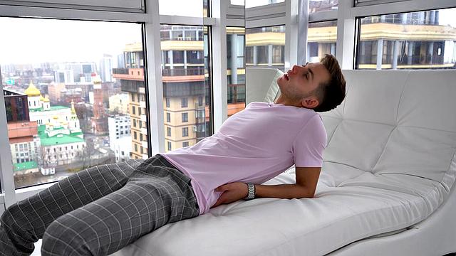 рыжая с хвостиком жарит на кресле - кеды остаются на ней