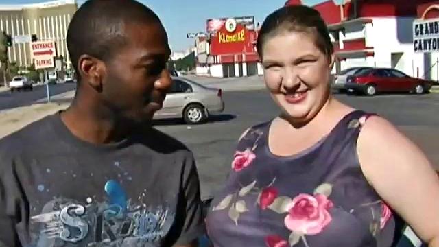 аппетитная bbw играет с толстым черным хером и не моргает