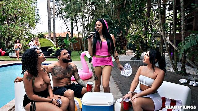 деньги решают: кто первым разделит девушку у бассейна