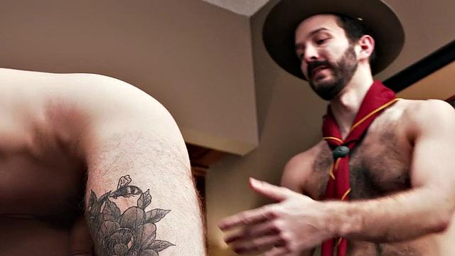 волосатый скаут жарит парня в офисе и бурно лижет ему зад после минета