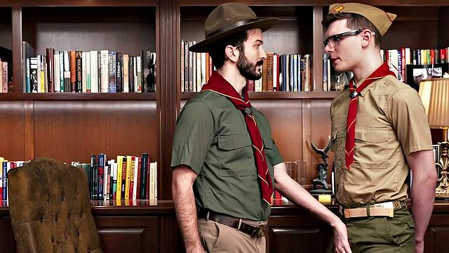 волосатый скаут жарит парня в офисе и бурно лижет ему зад после минета