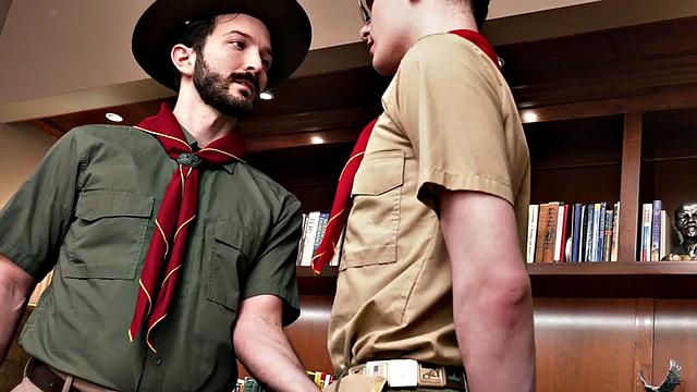 волосатый скаут жарит парня в офисе и бурно лижет ему зад после минета