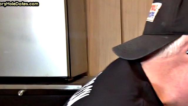 жадный зрелый мужик кидается на член в самодельном глори холле