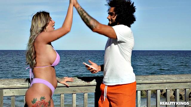 Лолли Деймс зовёт фотографа перекусить у себя дома и отрабатывает обедом между ног