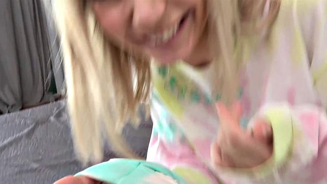 Блондинистая сводная сестра Хлоя жарко трахается с Оливером в позе догги