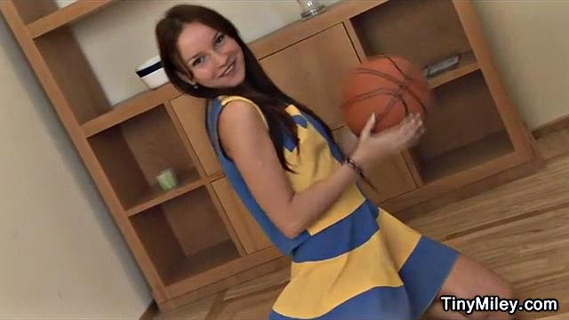 Tiny Miley дрочит свою влажную киску пальцами в баскетбольной форме, вид от первого лица
