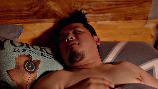 Озорная азиатка устраивает жаркую ночь с любовником и подругой