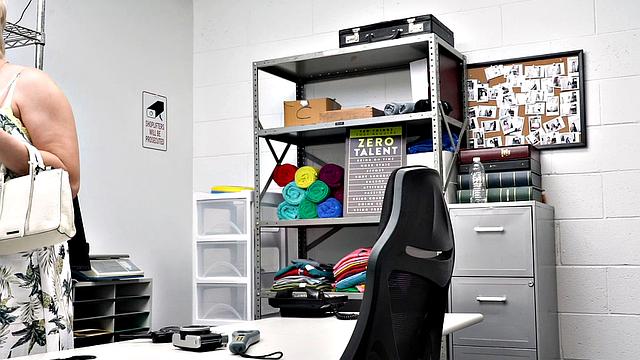 милфа-клептоманка вместо ментов получает глубокий досмотр и кайфует