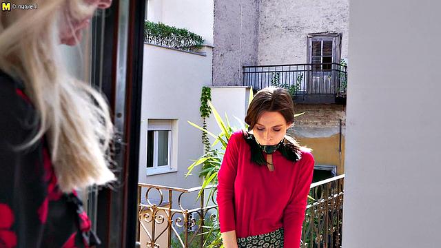 волосатая зрелая лесбиянка доминирует над молодой