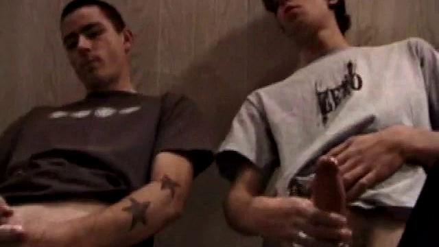 Jayden дрочит Дану на камеру и ловит горячий финиш