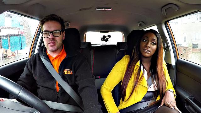 пышная красотка проходит практику на заднем сиденье авто