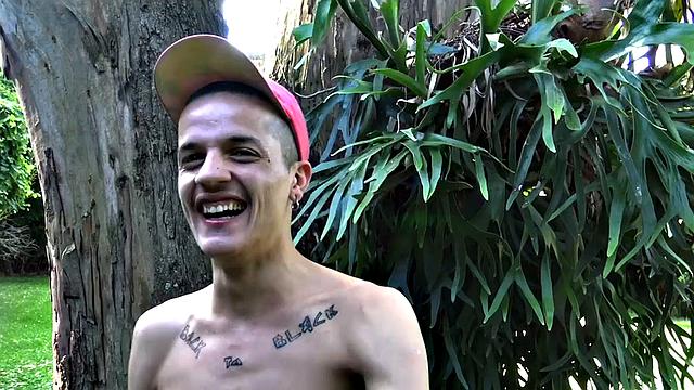 Кендро и Майло решили: зачем плавки, если можно трахаться у бассейна