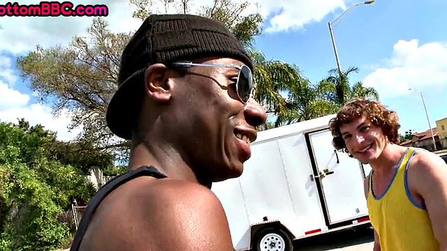 уличный черный мачо поймал прикольный трах от белого хулигана на природе