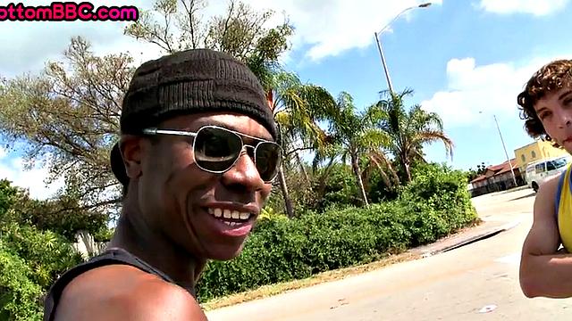 уличный черный мачо поймал прикольный трах от белого хулигана на природе