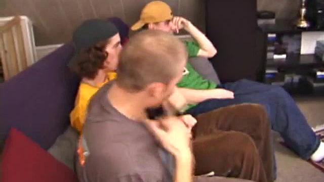 Три парня решают, кто длиннее держится - начинается весёлый конкурс руками и ртом