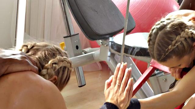 Gym babe cockriding in interracial duo before dick sucking