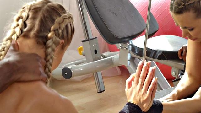 Gym babe cockriding in interracial duo before dick sucking