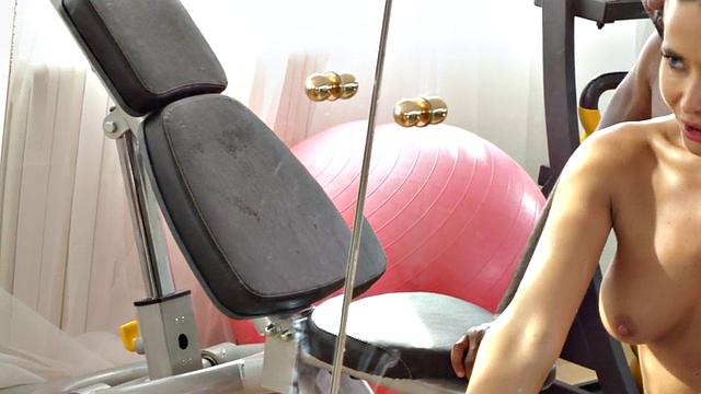 Gym babe cockriding in interracial duo before dick sucking