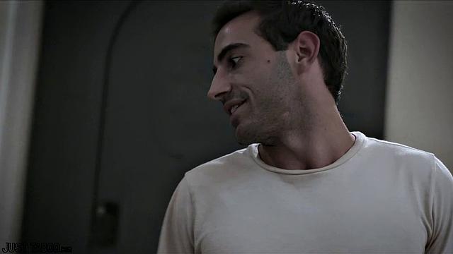 Вечеринка удалась: Jaye Summers трахает наверху, а друзья снимают всё на видео, чтобы поржать потом сами!