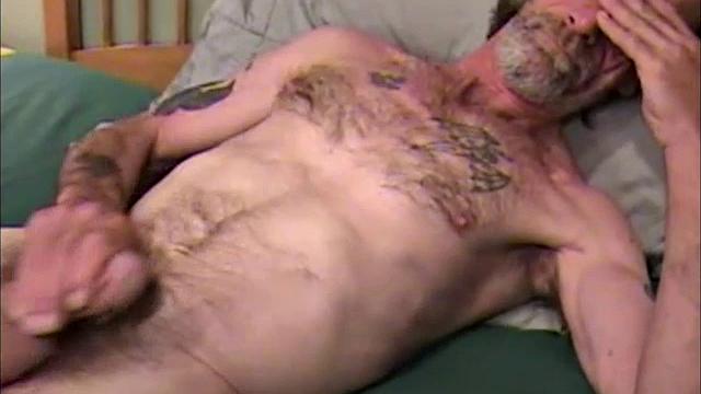 Дэнни качает не только бицепс, ну и зачем абонемент в зал