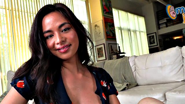 Сочная красотка дрочит член и грязно болтает в POV