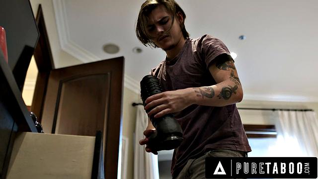 Лорен Филлипс застала взрослого пасынка за подглядыванием и жестко его наказала сексом в доме.