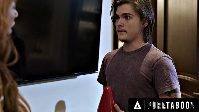 Лорен Филлипс застала взрослого пасынка за подглядыванием и жестко его наказала сексом в доме.