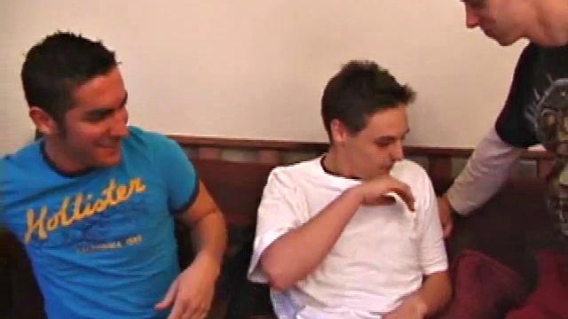 трое парней на диване: страстные поцелуи и жёсткий минет