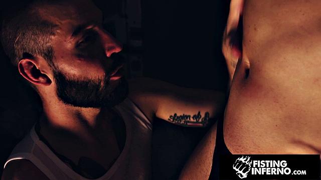 Слишком накачанные парни связывают гостя - пожалел, что зашёл!