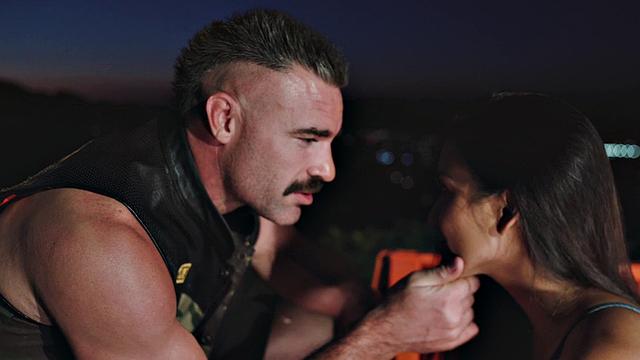 лана вайолет охотно сосёт на природе и ловит густой залив