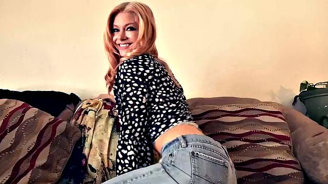 Squirting babe enjoys eating lez pussy while fingering