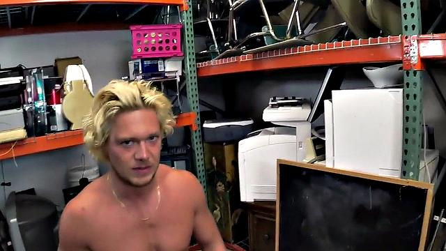 зрелый серфер с длинными волосами получает мощный трах от хозяина