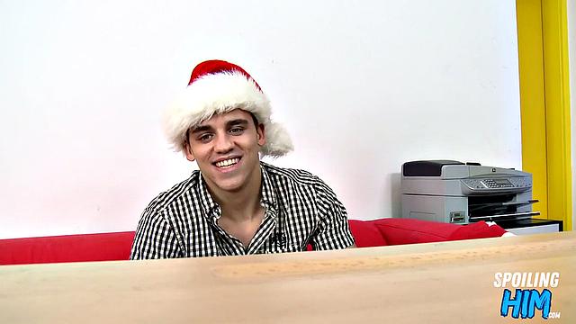 Парень на кастинге - сначала лижет, потом получает по полной от мужика, ну а что, кастинг же гейский, надо стараться!