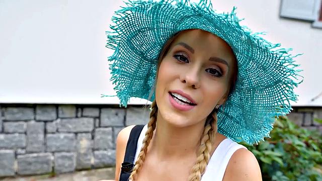 татуированная жена с хвостиками трахается на природе в pov