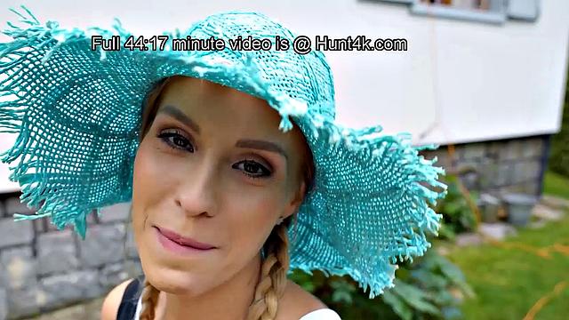 татуированная жена с хвостиками трахается на природе в pov