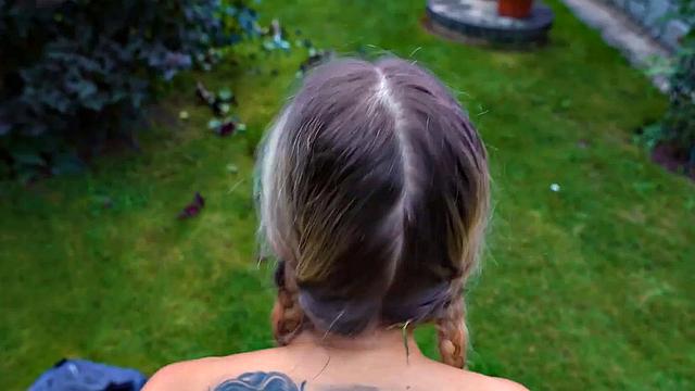 татуированная жена с хвостиками трахается на природе в pov