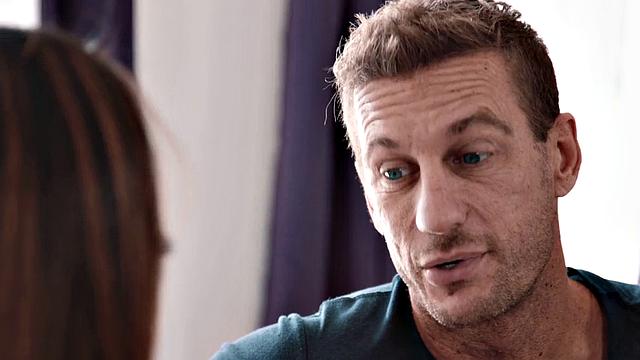 стройная малышка садится сверху после сочного минета