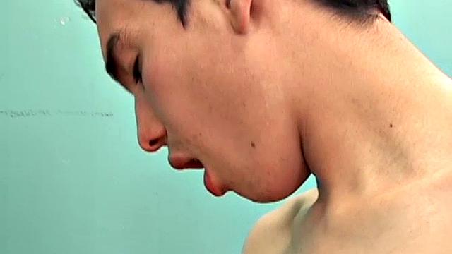 Уолтер срывает штаны с Джорджа и жадно берет в рот его латинский член