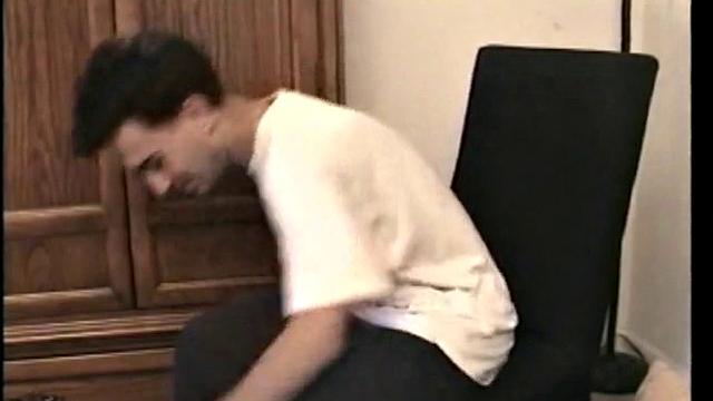 Гей Полли дрочит и кончает на камеру.